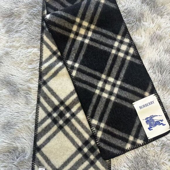 Burberry Accessories - ⭐️Women's Burberry scarf🧣